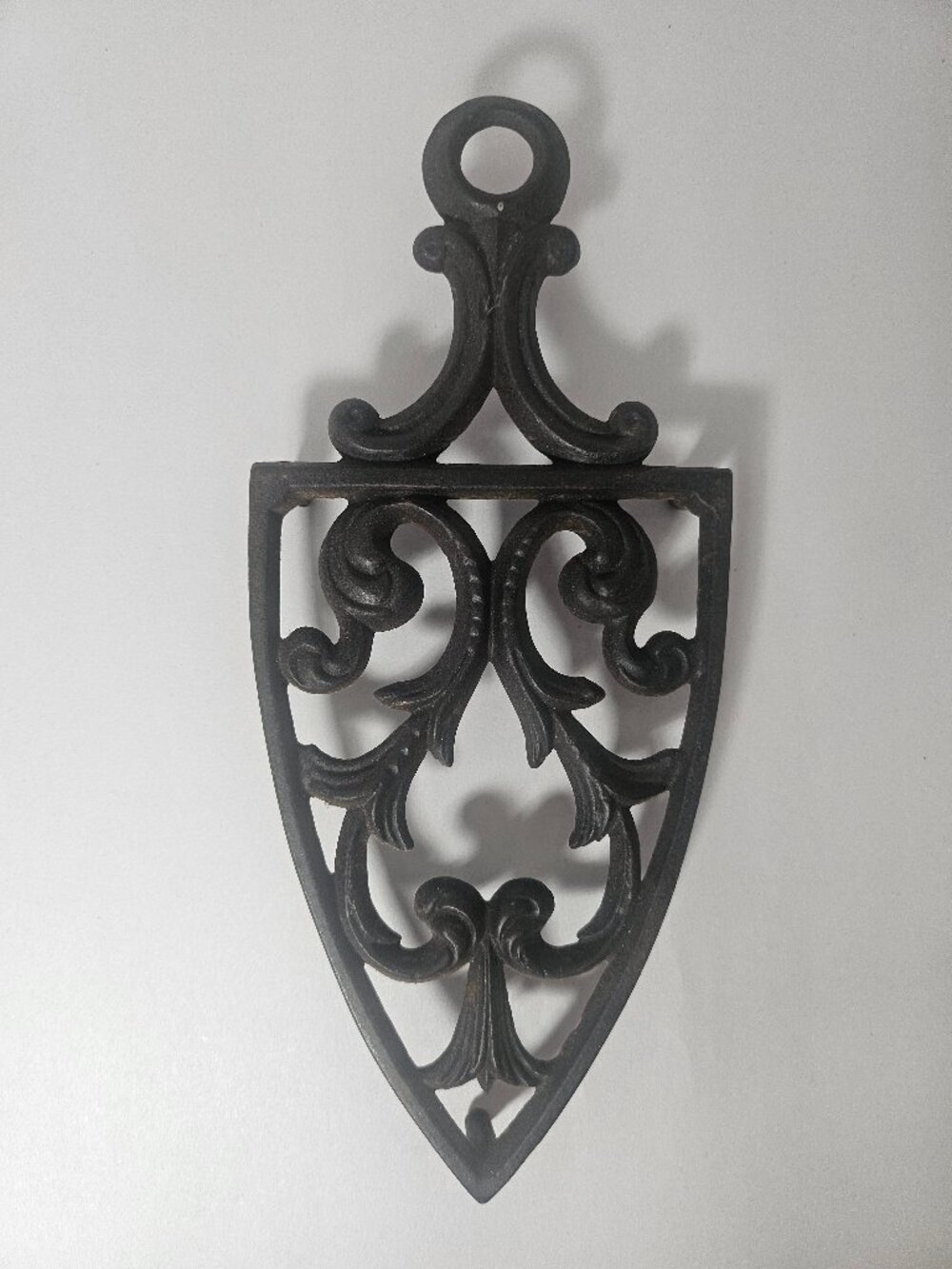 Vintage Black Spade Shape Griswold Cast Iron Sad Iron Rest 3 Footed 9"x4" Trivet